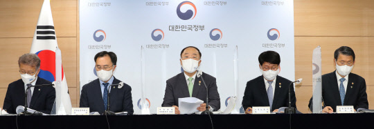 홍남기(왼쪽 세번째) 경제부총리가 28일 정부서울청사에서 하반기 경제정책방향에 관해 발표하고 있다. 왼쪽부터 권칠승 중소기업벤처부 장관, 문승욱 산업통상자원부 장관, 홍남기 경제부총리, 안경덕 고용노동부 장관, 은성수 금융위원장. 연합뉴스